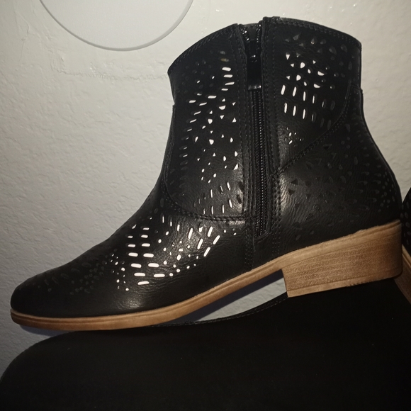 NWOT Low Cut Ankle Boots - Picture 2 of 4